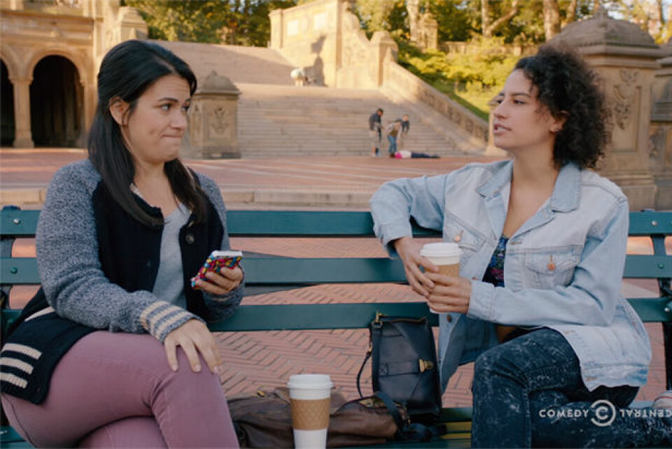 Broad City. En amerikansk sitcom som producerades och spelas av Ilana Glazer and Abbi Jacobson. Serien handlar om deras riktiga vänskap och deras försök att lyckas i New York. Som producent står komikergeniet Amy Poehler och efter tre säsonger kommer snart ytterligare två. Massor att titta på, med andra ord!
