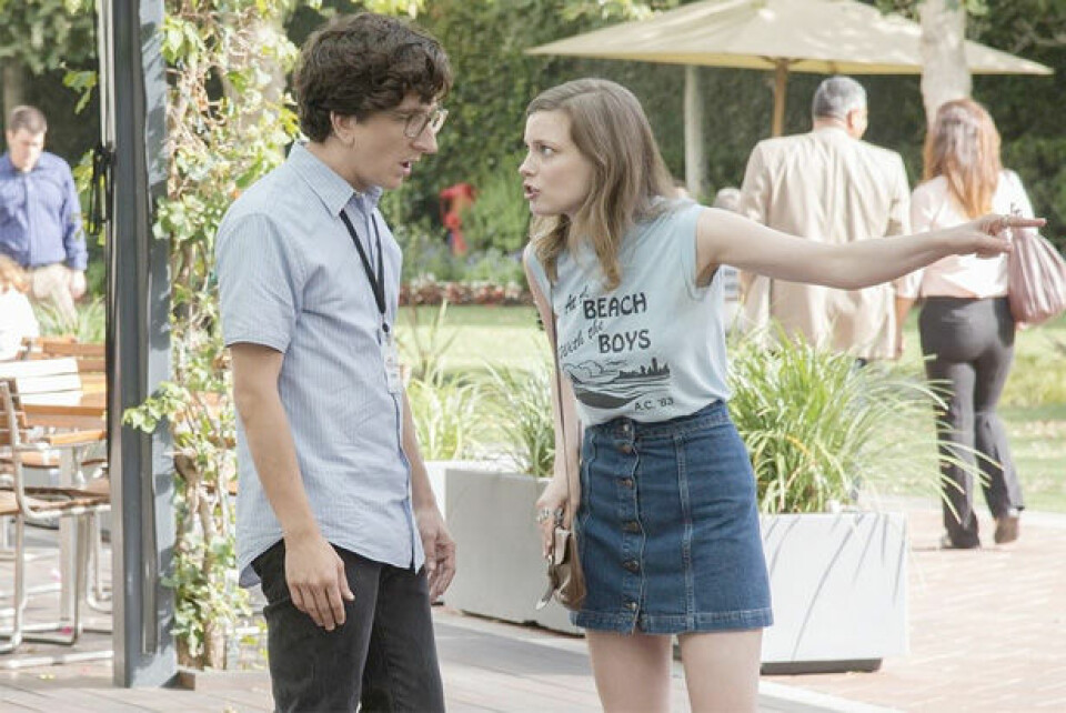 Love. En amerikansk, romantisk komedi skapad av Judd Apatow, som bland annat gjort kultserien ”Nollor och Nördar”. Serien är en väldigt ”down-to-earth” bild av att dejta och den utforskar både män och kvinnors bild av förhållanden. Serien var en sådan hit att två säsonger till redan är beställda.