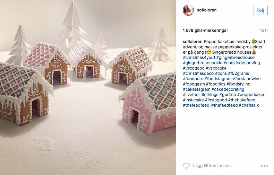 Pepparkakshus är underskattat vackert att ha hemma. Och när du ändå är i farten – varför inte göra ett rosa? Det gör du enkelt med lite karamellfärg i kristyren. Foto: Instagram/@sofialoren