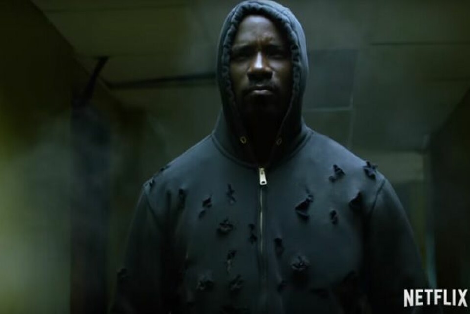 Luke Cage. Marvel-serien baseras på seriealbumet med samma namn och handlar om den före detta fången Luke Cage som får superkrafter och nu slåss på de godas sida i Harlem. Cage syns även i Marvel-serien ”Jessica Jones” och framöver kommer alla serier mötas i en The Defenders-serie. Till skillnad från andra serier i samma universum tas frågor som ras, politk och Black lives matter-rörelsen upp och diskuteras.