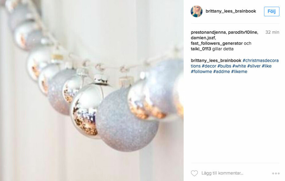 Julkulor behöver inte bara hänga i granen. Du kan lika gärna trä upp  de finaste du har på ett snöre hemma och hänga upp som en girlang. Foto: Instagram/@brittany_lees_brainbook