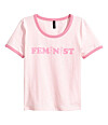 T-shirt med feminist-tryck fr&aring;n H&M.