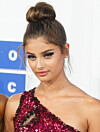 Modellen Taylor Hill markerade ögonen med bred eyeliner. Ett enkelt knep som snabbt skapar en elegant look till festen.