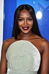 Naomi Campbell vet hur man skapar en festlook. Ingen kunde slita sig från hennes glittrande läppar. Snyggt tycker vi!