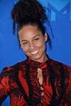 Alicia Keys skippade sminket för en naturlig look med fokus på frisyren. Så snyggt!