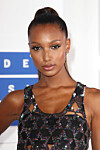 Modellen Jasmine Tookes får oss att vilja bära stram, hög hästsvans hela hösten.