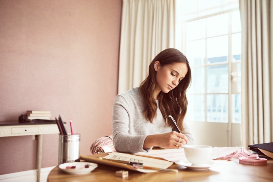 Alicia Vikander designar rosa bandet 2016