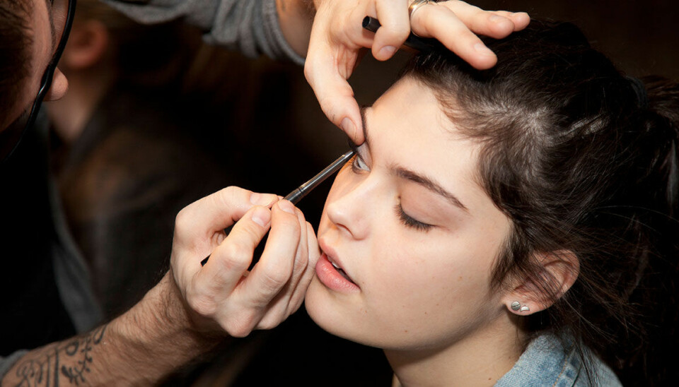 Smarta knepet – så får du fylligare fransar med en kajalpenna