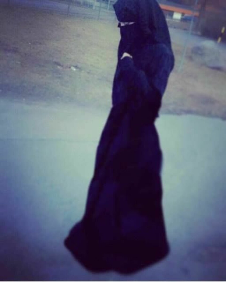 Hayat, 17 år, berättar om hur hon lever med niqab i Sverige. Hayat, 17 år, berättar om hur hon lever med niqab i Sverige.