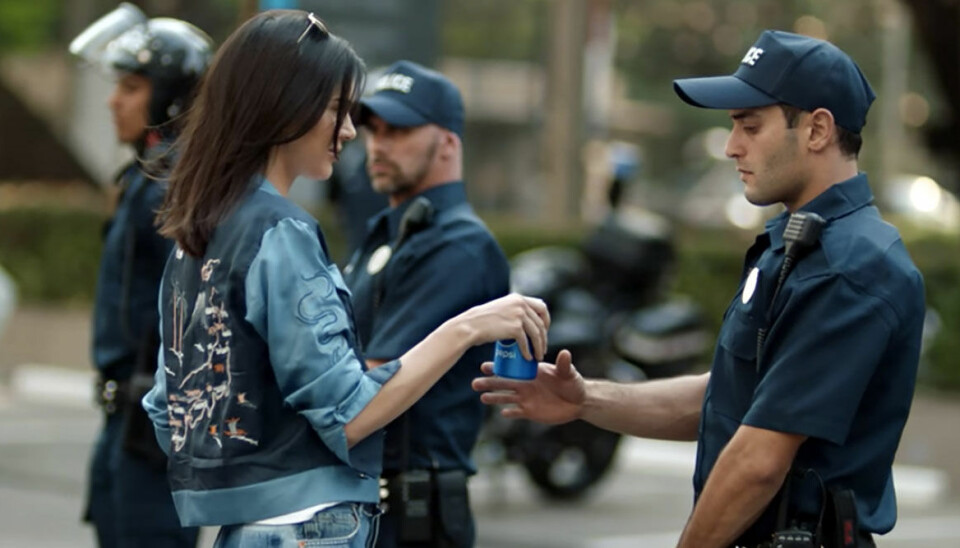Efter kritikstormen – nu drar Pepsi tillbaka reklamen med Kendall Jenner