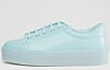 Ljusbl&aring; sneakers med plattformsula fr&aring;n ASOS.