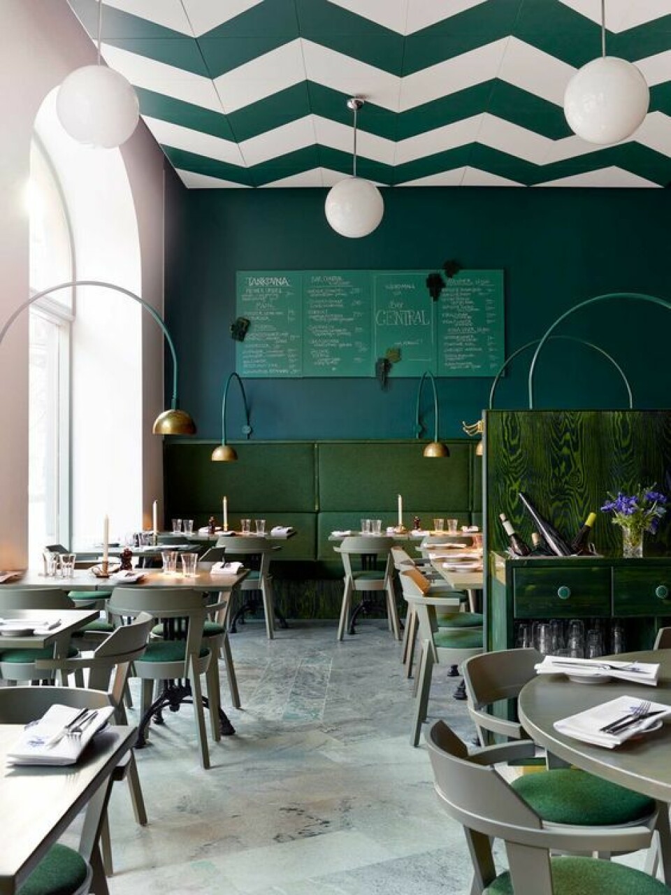 På Bar Central i Stockholm kan du fika i det här superfina rummet. Vi säger inte nej. Bildkälla