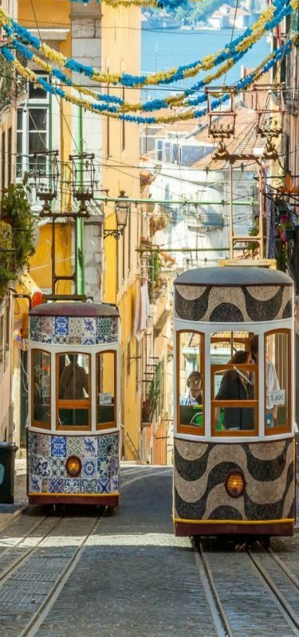 Lissabon, Portugal. I Europas västra ände ligger huvudstaden byggd på sju kullar och med vackra spårvagnar som transporterar befolkningen upp och ned igen. Gamla hus, god mat och ett livfullt nattliv lockar många årligen.Foto: Pinterest