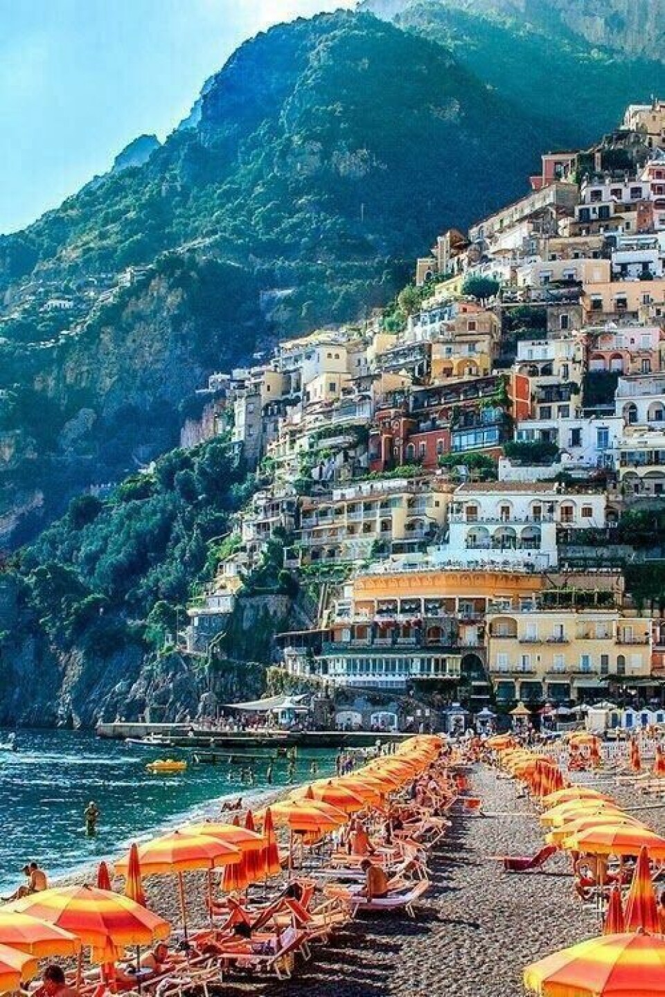 Positano, Italien. Den lilla staden på Amalfikusten ligger belägen på en sluttning med utsikt över havet. Något god kondition kan behövas – eller så dricker du bara ett glas vin på en servering och blickar ut över de vackra vidderna.Foto: Pinterest