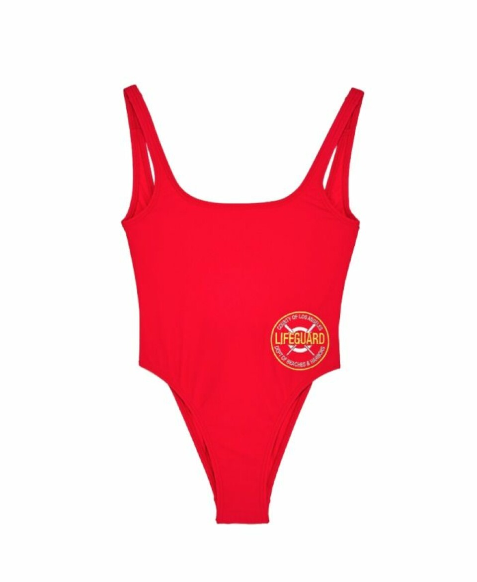Röd Baywatch-inspirerad baddräkt är modevärldens måste i sommar