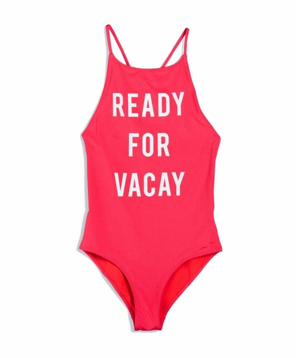 Röd Baywatch-inspirerad baddräkt är modevärldens måste i sommar