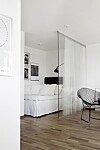 Låt en glasvägg skärma av. Plötsligt har du ett sovrum! Vill du vara ifred är det bara att dra för gardinen.