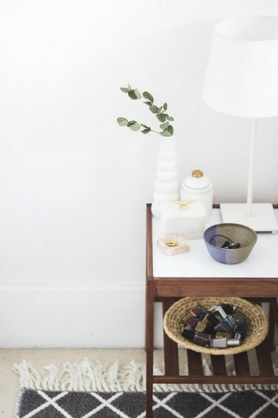 Ikeas billigaste sidobord Nesna kan få en ny look med lite bets och dekorplast.Källa