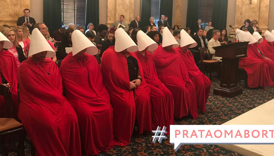 Kvinnor protesterade mot amerikansk abortlag – klädda som i ”The Handmaids Tale”