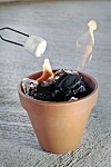 Har du ingen grill? No worries, du kan grilla i en terrakottakruka! Kanske inte en t-bone-stek men nog marshmallows.K&auml;lla