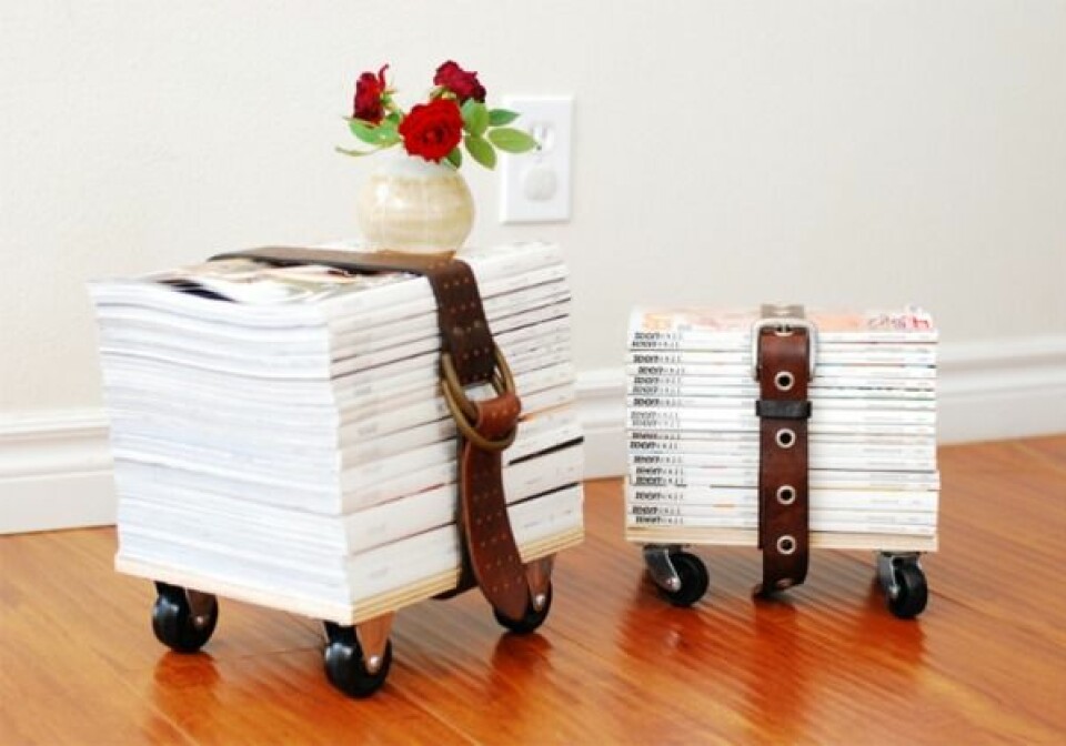 Samla dina gamla tidningar i buntar på en trädbräda med hjul. Foto: whimzeecal.com