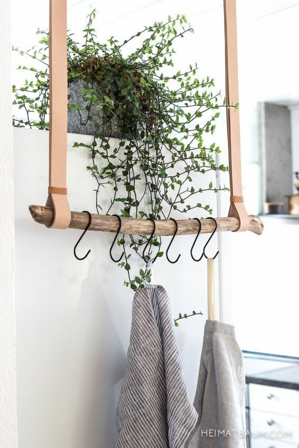 Häng upp kökshandukarna på en gren eller en rundstav. Fäst skärpen i taket. Foto: heimatbaum.com
