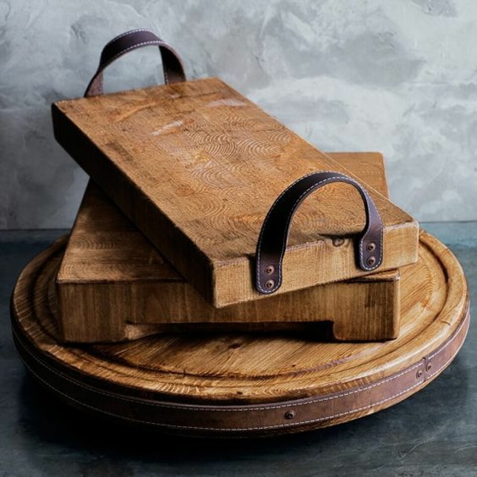 Dina gamla tråkiga skärbrädor får ett helt nytt utseende med lite läder. Foto: southernrevivals.com
