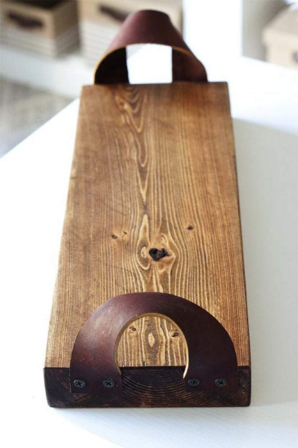 Hotta upp skärbrädan med läderhandtag och du har en snygg och rustik bricka. Foto: southernrevivals.com