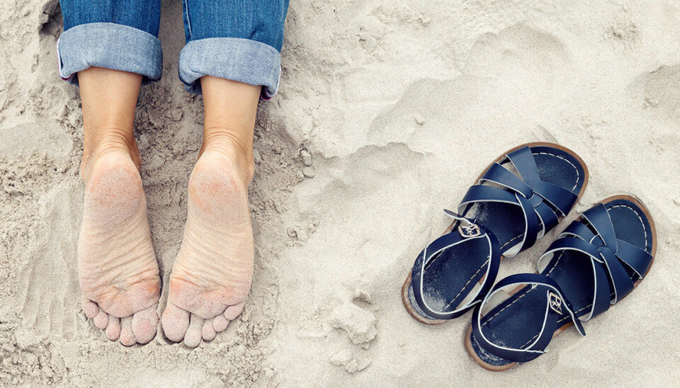 Strandknepet du behöver: Så får du enkelt bort sand på fötterna
