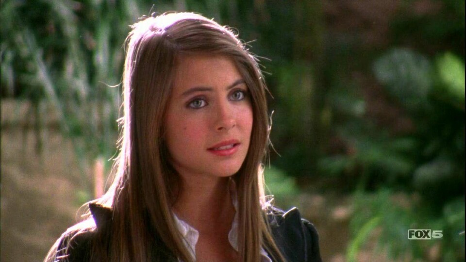 Då: Willa Holland som Kaitlin Cooper.