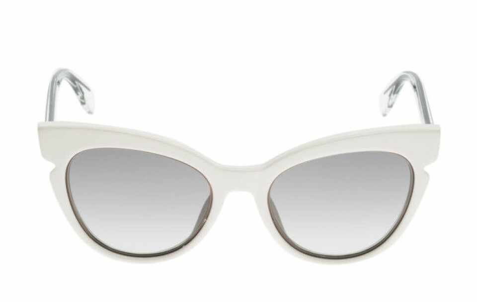 Vita solglasögon är modevärldens trendigaste accessoar just nu