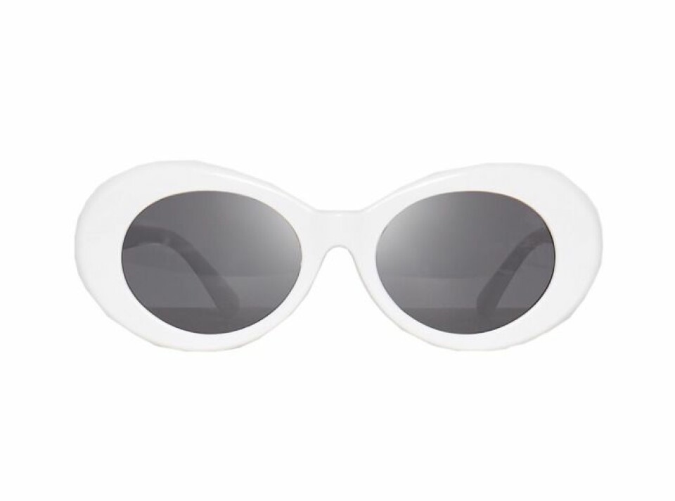 Vita solglasögon är modevärldens trendigaste accessoar just nu