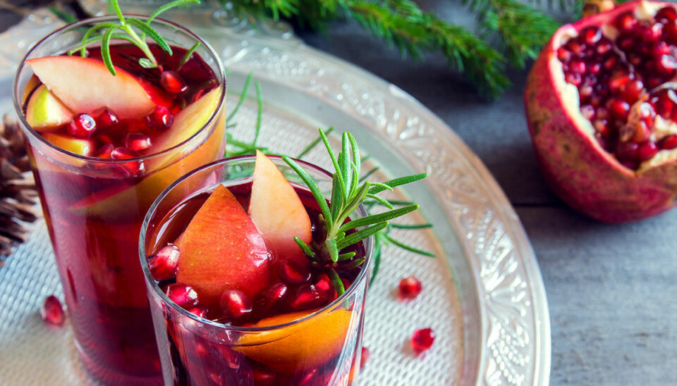 Höstig sangria med äpple, persika och granatäpple