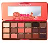 Sweet Peach-palett, fr&aring;n Too Faced. En s&ouml;tare eller mer estetiskt tilltalande palett &auml;n denna kommer du f&aring; leta l&auml;nge efter. Klockrena f&auml;rger i m&aring;nga nyanser som du kommer kunna anv&auml;nda i &aring;r fram&ouml;ver.