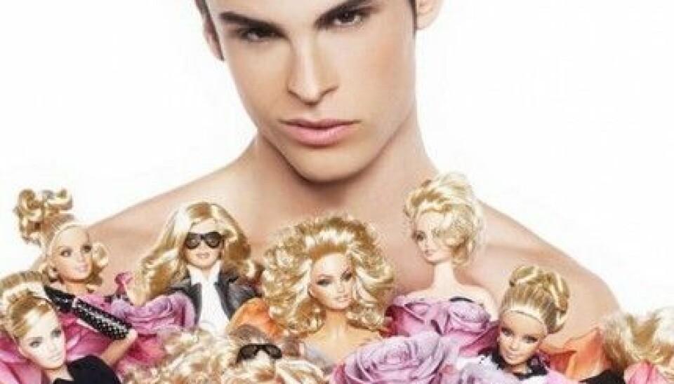 Baptiste Giabiconi som Ken, med famnen full av Barbie-dockor. Baptiste Giabiconi som Ken, med famnen full av Barbie-dockor.
