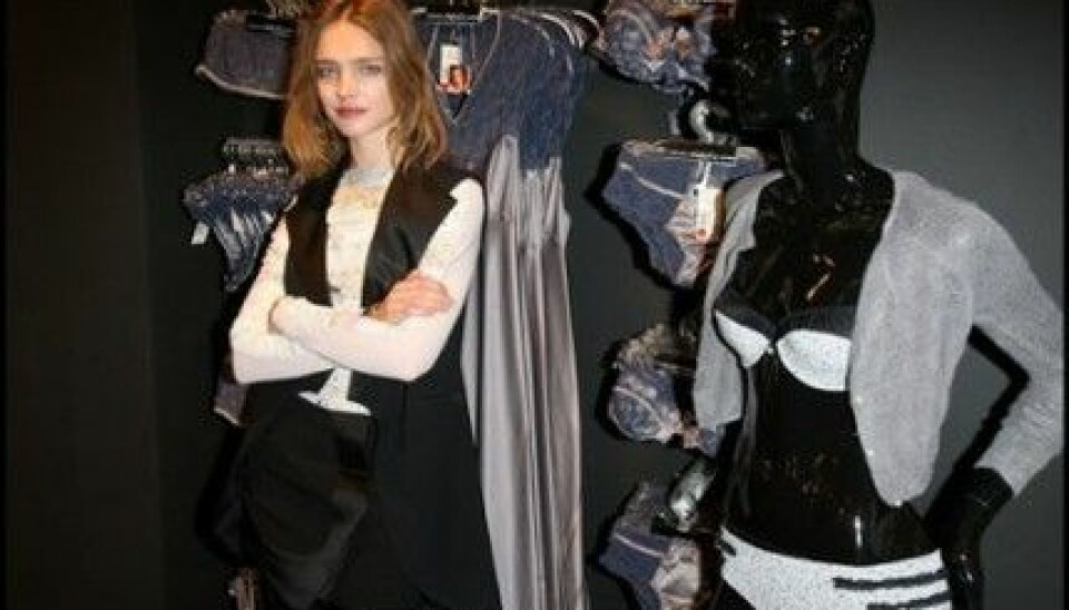 Natalia Vodianova visar underkläderna