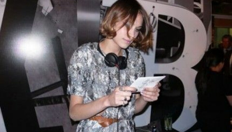 Alexa Chung var DJ när Burberry hade fest. Alexa Chung var DJ när Burberry hade fest.