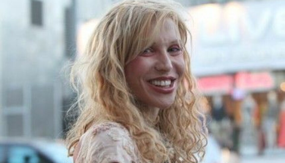 Courtney Love har plastikopererat sig några gånger för mycket. Courtney Love har plastikopererat sig några gånger för mycket.