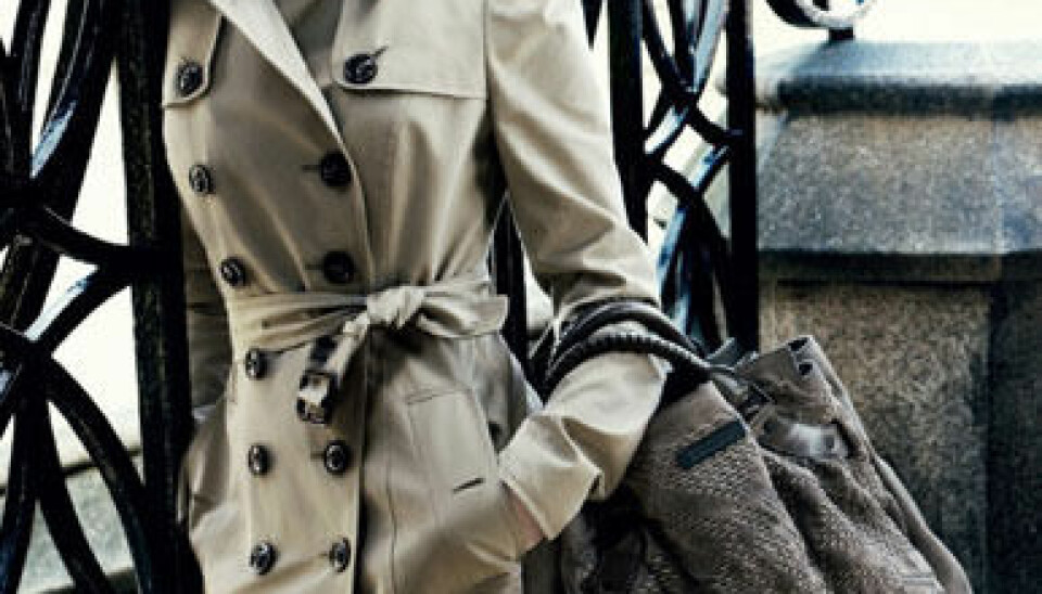 Emma Watson i klassisk trenchcoat från Burberry. Emma Watson i klassisk trenchcoat från Burberry.