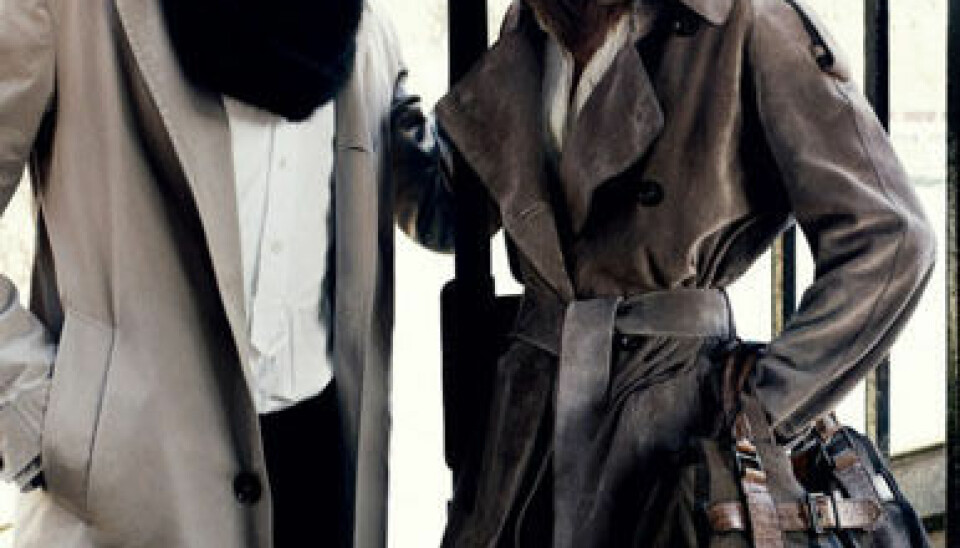 Emma Watson med rutig väska från Burberry. Emma Watson med rutig väska från Burberry.