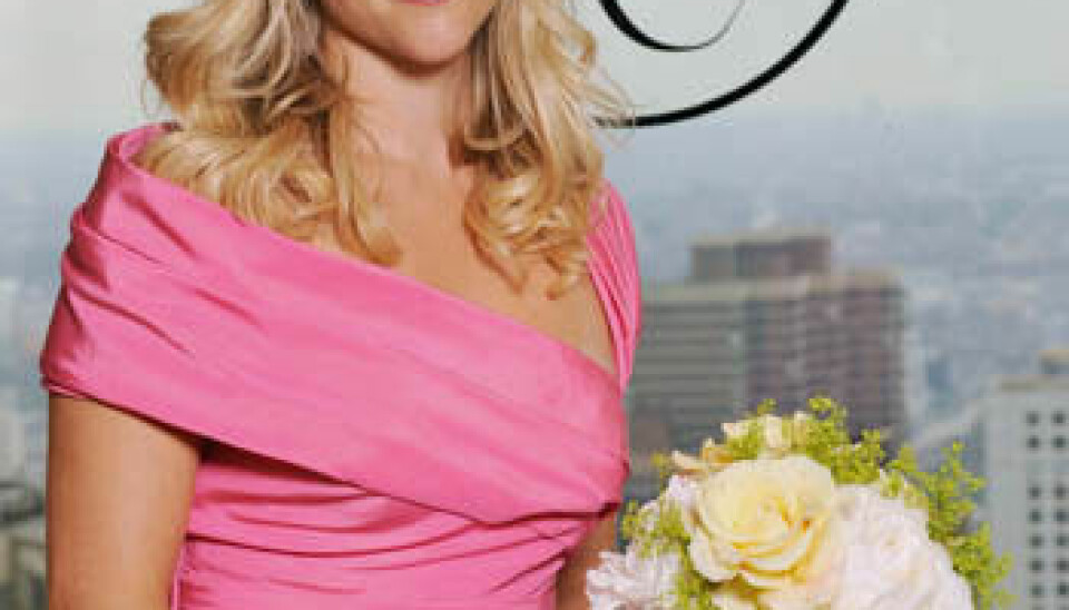 Reese med parfymen In Bloom. Reese med parfymen In Bloom.