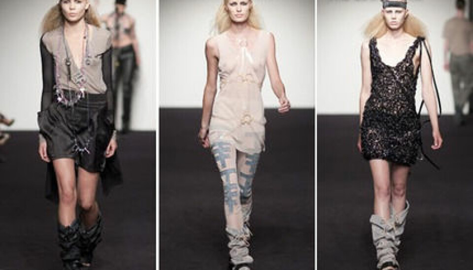 Visningen med Caroline Winberg i mitten. Visningen med Caroline Winberg i mitten.