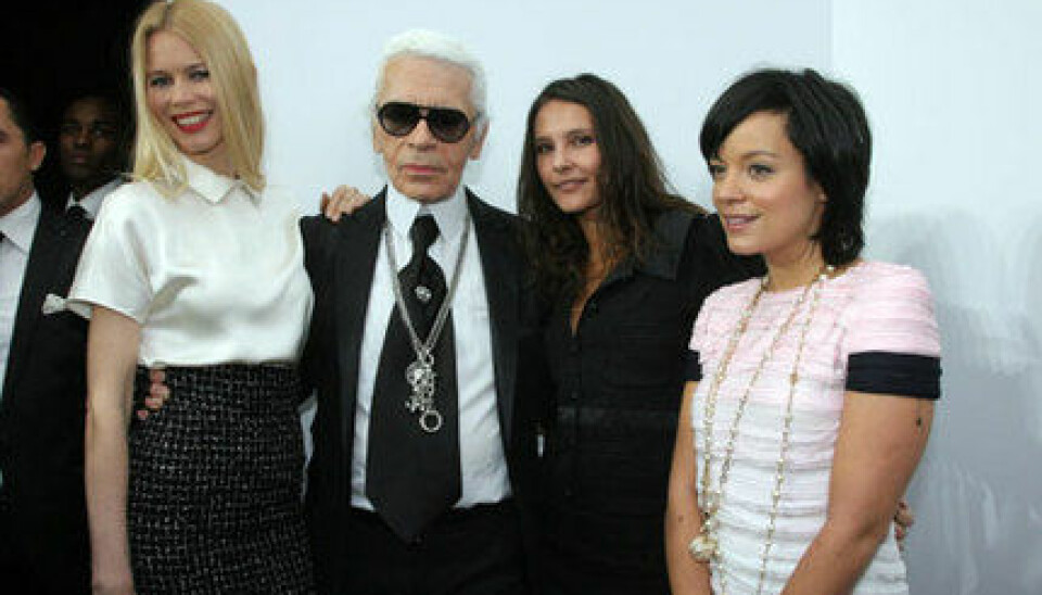 Lily med Karl Lagerfeld på en Chanel-visning. Lily med Karl Lagerfeld på en Chanel-visning.