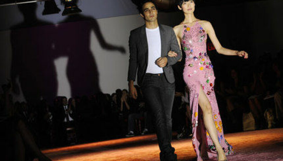 Zac Posen med modell på visningen. Zac Posen med modell på visningen.