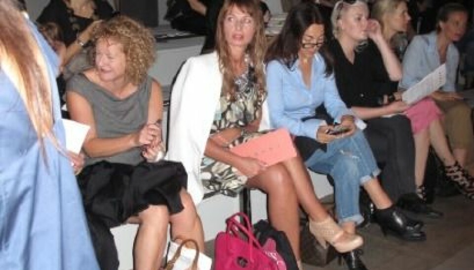 Här sitter Baaams Charlotta Flinkenberg på front row och väntar på att visningen ska börja. Här sitter Baaams Charlotta Flinkenberg på front row och väntar på att visningen ska börja.