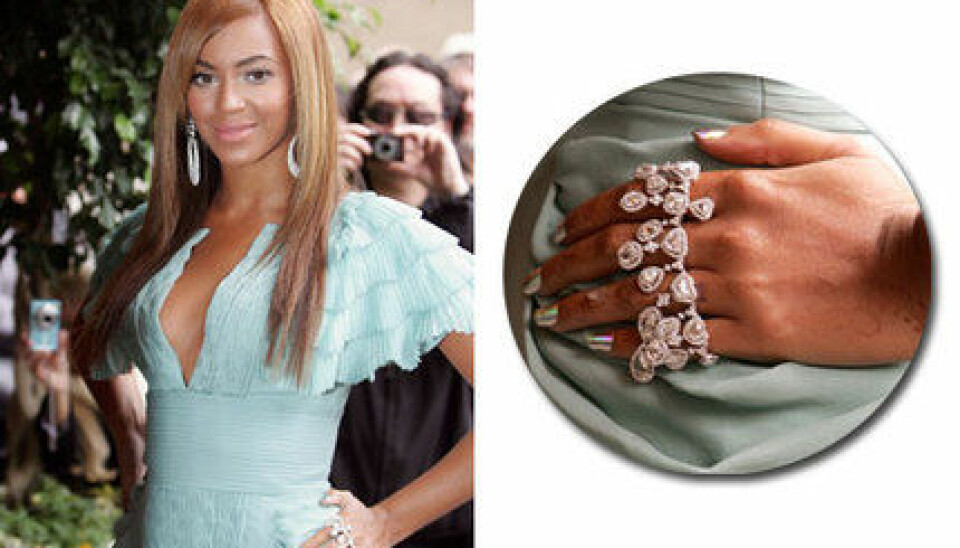 Beyoncé med metallicfärgade. Beyoncé med metallicfärgade.