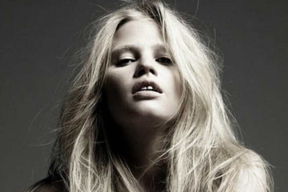 Lara Stone fotograferad av Hedi Slimane. Lara Stone fotograferad av Hedi Slimane.