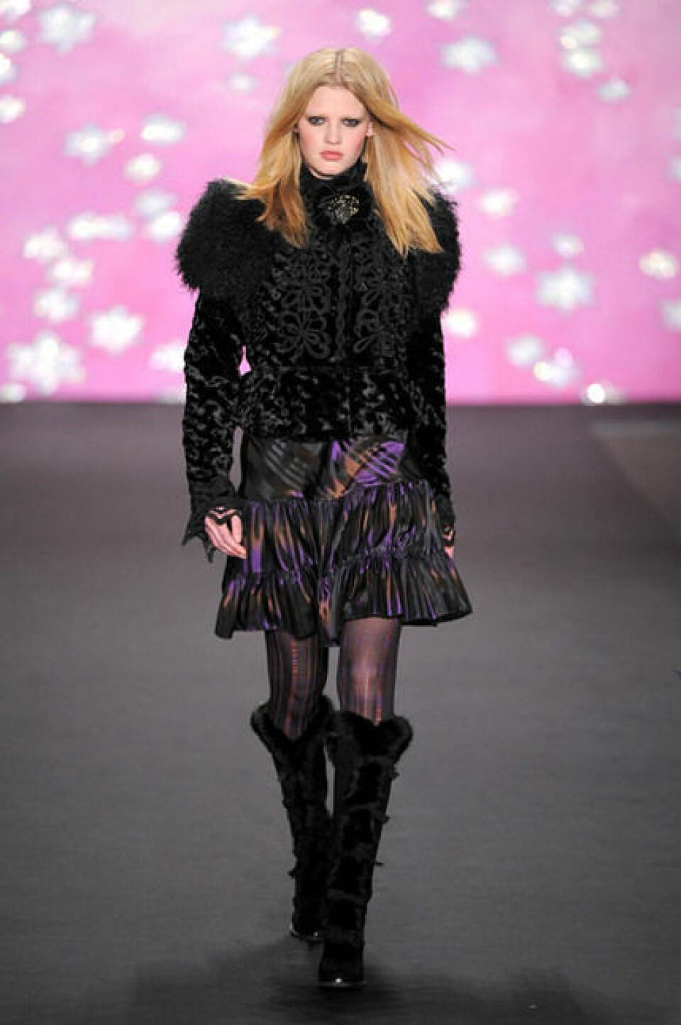 Lara Stone på catwalken för Anna Sui, A/W 2009. Lara Stone på catwalken för Anna Sui, A/W 2009.