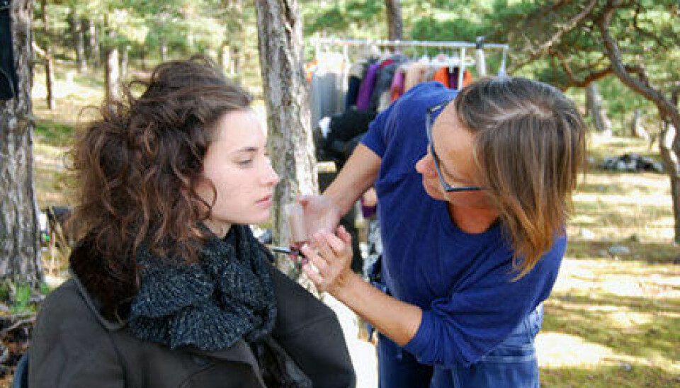 Madeleine lägger makeupen. Madeleine lägger makeupen.