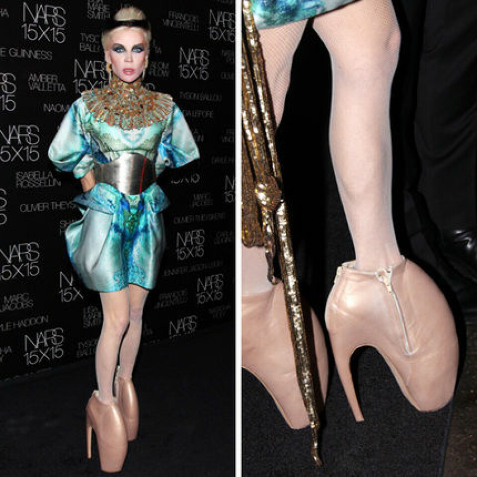 Daphne Guinness bär Alexander McQueen på ett event för Nars. Daphne Guinness bär Alexander McQueen på ett event för Nars.